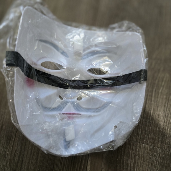V for Vendetta set if 2 halloween mask 1 black 1 white New - Picture 4 of 5
